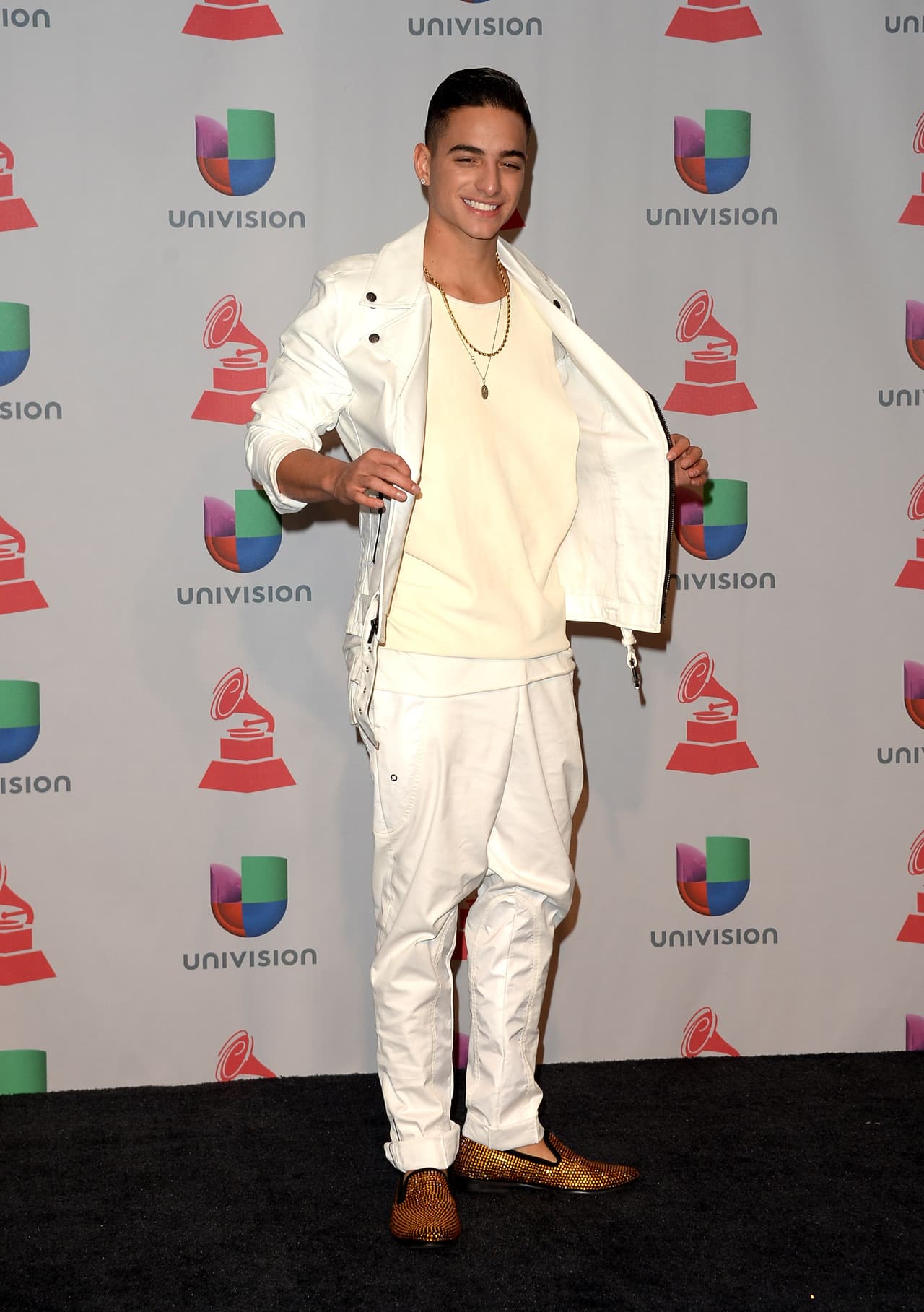 Y Maluma se decanta por el blanco.