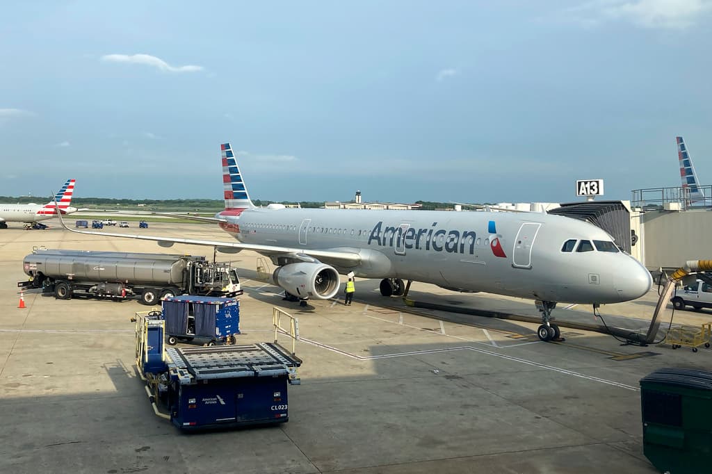 Un avión de American Airlines en el Aeropuerto Internacional de Filadelfia, el viernes 7 de julio de 2023. (Foto AP/Jeff Chiu)