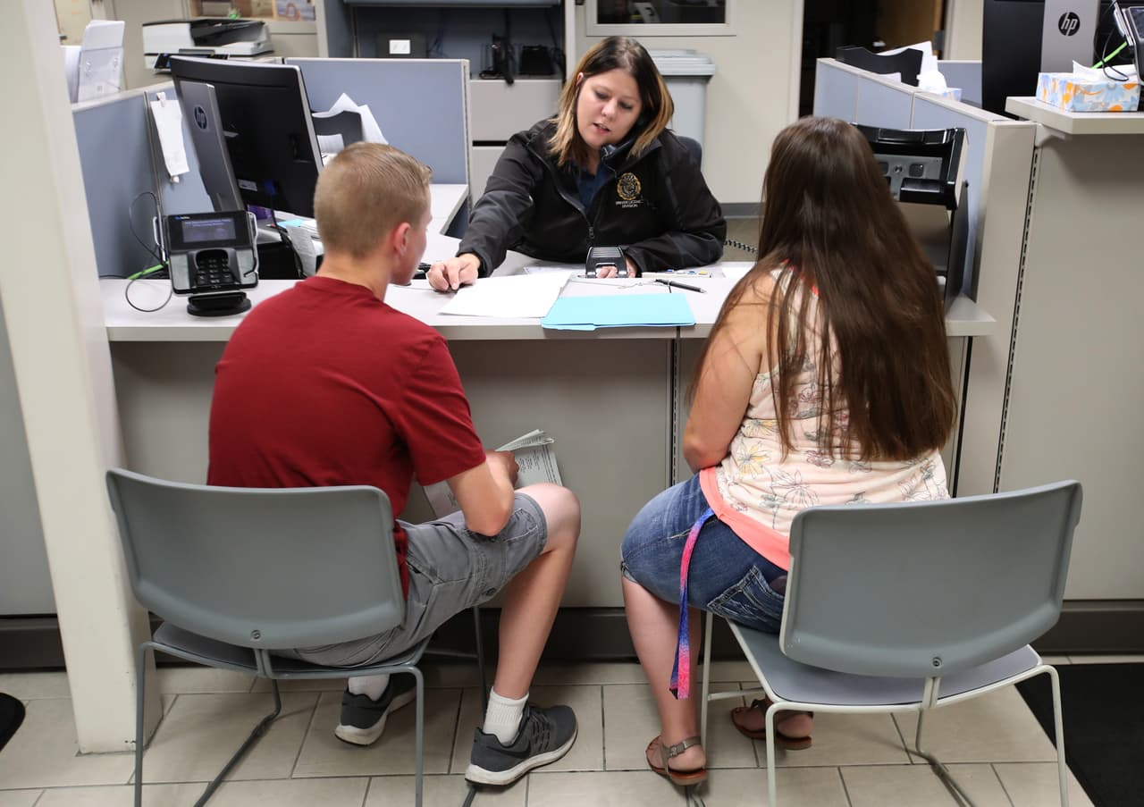 <b>Estado de Washington</b>. El principal requisito que tendrás que cumplir es demostrar tu identidad y residencia en el Estado de Washington. Para ello puedes presentar un pasaporte extranjero, una tarjeta de identificación consular, un certificado de nacimiento o cualquier otro documento legal demostrativo de residencia. Acá consigues la 
<a href="https://www.dol.wa.gov/driverslicense/gettingalicense.html" target="_blank">información oficial para obtener la licencia de conducir</a>.