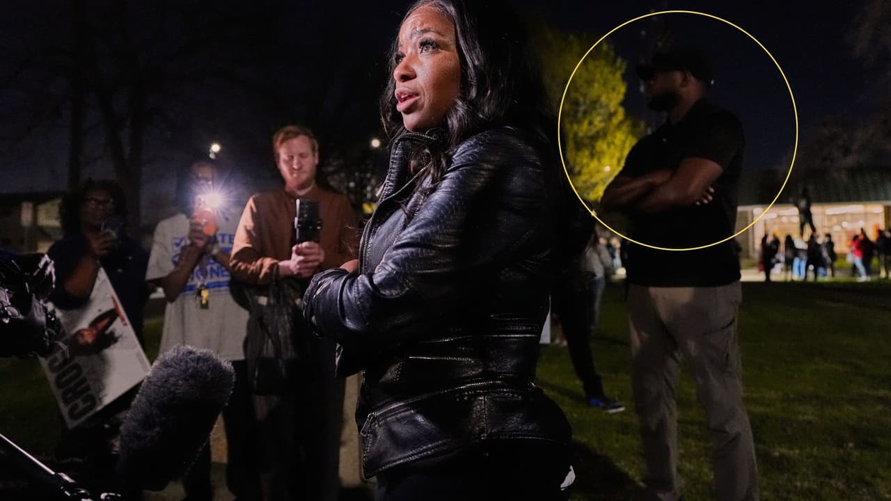 La congresista Jasmine Crockett durante un evento, acompañada por su equipo de seguridad.