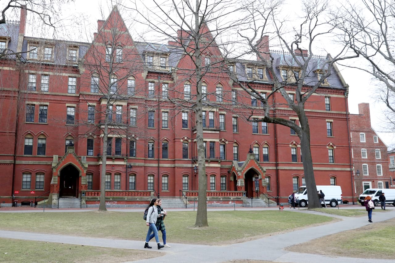 La 
<b>Universidad de Harvard</b> desalojó sus dormitorios y sus clases ahora son de manera virtual, modelo que han seguido otras universidades.