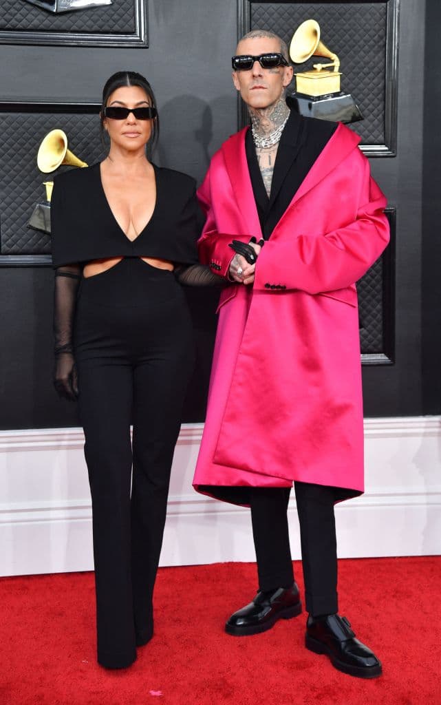 <b>Kourtney Kardashian y Travis Barker</b>
<br>Una de las parejas más populares del momento apareció en la alfombra roja de los Premios GRAMMY 2022 (celebrados en el MGM Grand Garden Arena en Las Vegas): 
<a href="https://www.univision.com/famosos/parejas-de-famosos-iniciaron-relacion-2021">Kourtney y Travis</a>, quienes salen desde principios de 2021.