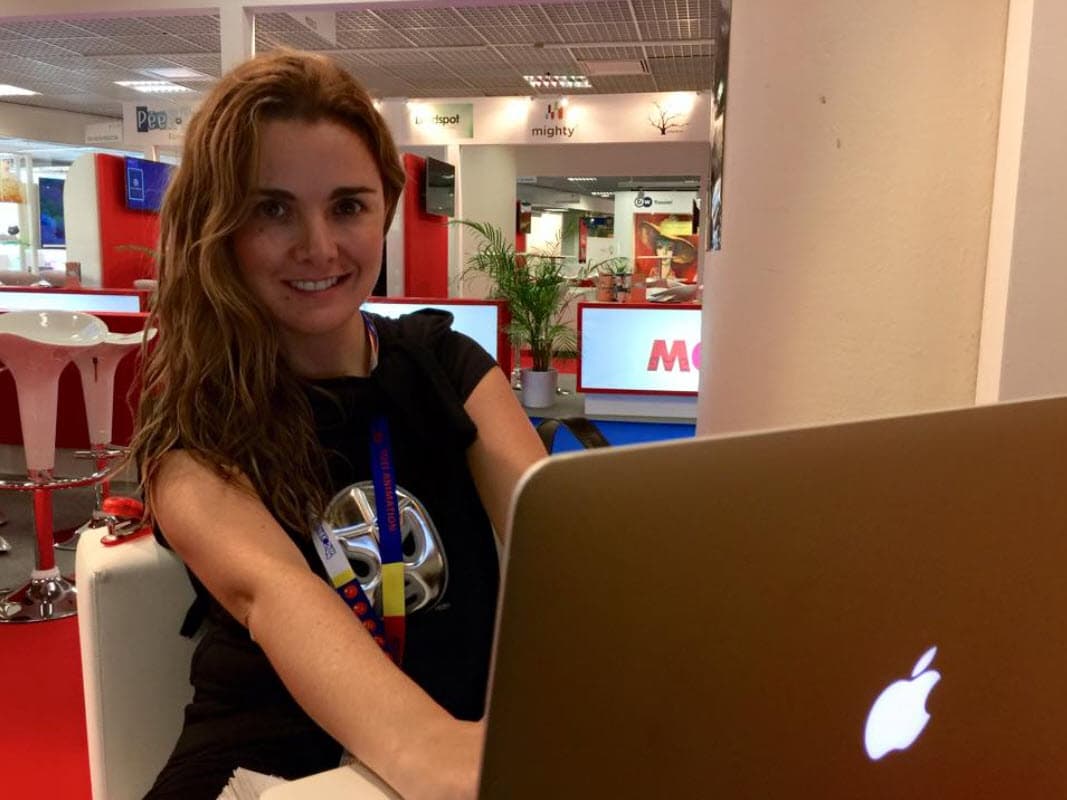 "El evento grande que teníamos planeado 
<b><a href="https://www.univision.com/noticias/salud/coronavirus-alargan-hasta-el-15-de-julio-declaracion-de-impuestos-california-ordena-cuarentena-y-ya-son-mas-de-10-000-los-fallecidos" target="_blank">lo pospusimos para cuando todo vuelva a la normalidad</a></b>, pero decidimos que si nuestra intención era casarnos el 21 de marzo –si la jueza lo permitía y las condiciones se daban–, así sería, y así fue. Con todos los cuidados pertinentes nos casamos a puerta cerrada en 'petit comité'. ¡Somos marido y mujer, y eso es increíble!".
<br>