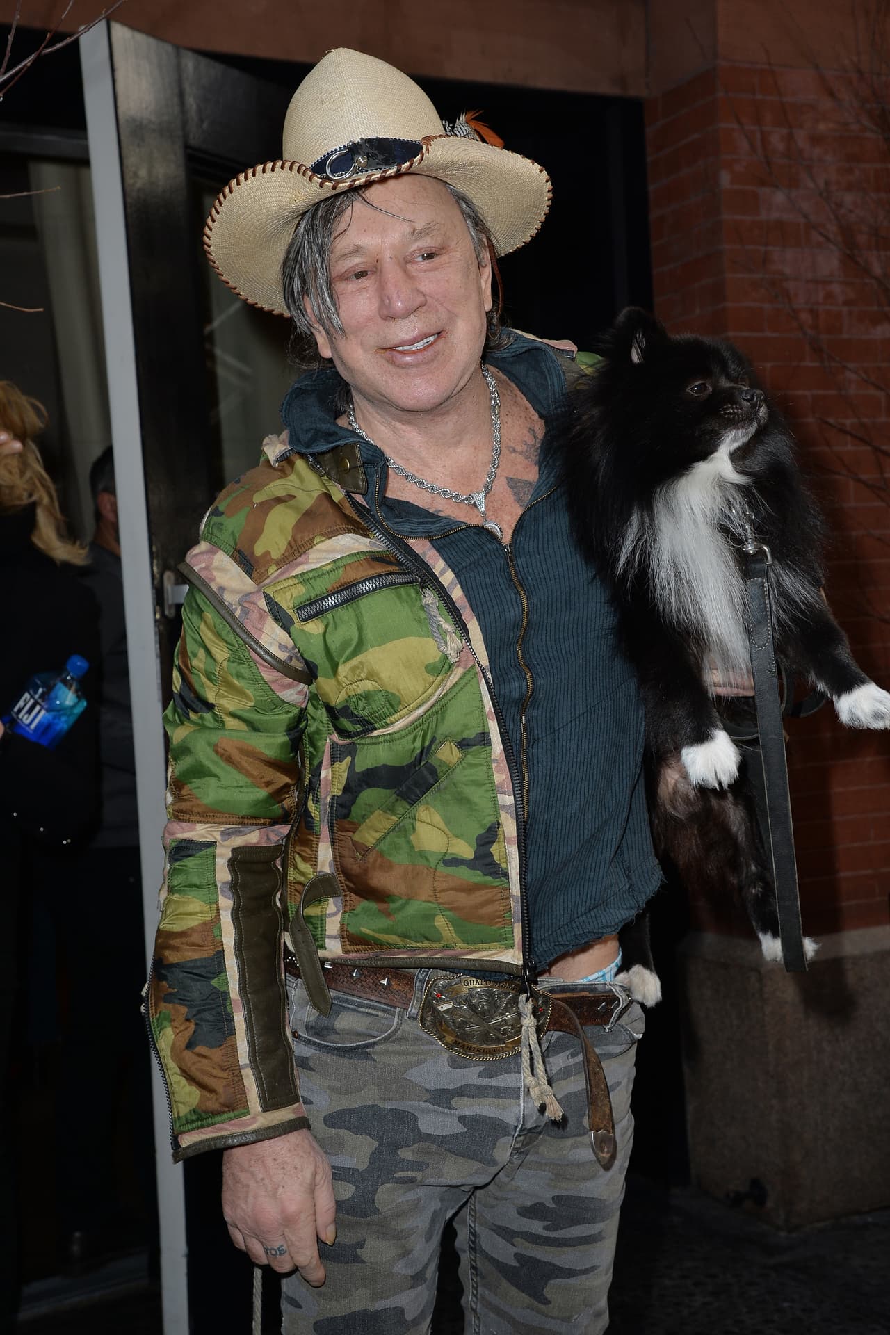 En una entrevista para el 
<a href="https://www.dailymail.co.uk/tvshowbiz/article-1150506/Mickey-Rourke-Ive-hacked-people-Hollywood-hell-Oscar.html" target="_blank">Daily Mail</a> en 2009, Mickey confesó que se había sometido a cinco operaciones de la nariz.