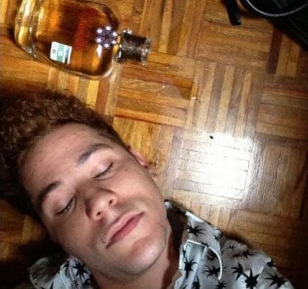 Durante un momento de conciencia, subió a su cuenta de Twitter algunas imágenes donde mostraba una botella de alcohol y las heridas en sus brazos.