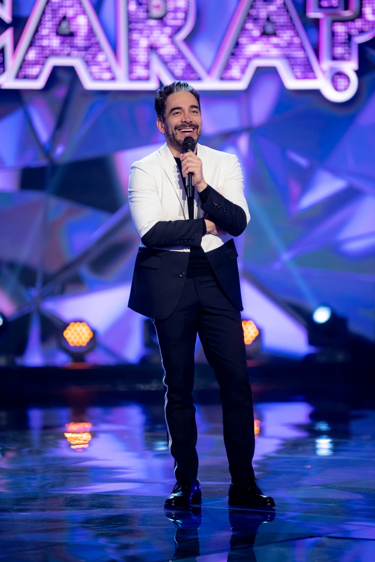 Acto seguido, explicó que los ‘investigadores’ salvarían a dos de los semifinalistas y el público a otros dos, y el personaje con menos votos sería eliminado en la primera ronda de presentaciones de la noche.
<br>