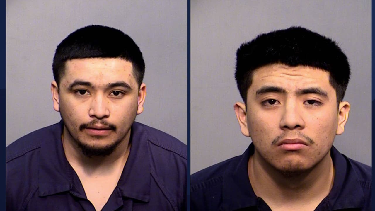 Según DPS
<b>, Alexis Moto Hernández</b>, de 23 años, y
<b>Marco Aguilar Castañeda</b>, de 21 años, enfrentan un cargo de transporte de una droga peligrosa para la venta. Según las autoridades, ambos sospechosos son de
<a href="https://www.univision.com/temas/california">California</a>.