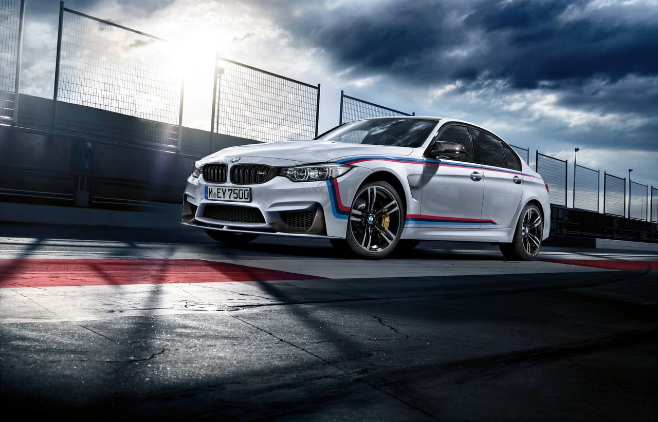 Parte de la identidad deportiva de BMW y su división M Performance radica en la apariencia: es un clásico de la marca alemana en la competición la base de pintura blanca con líneas rojas y azules, como se puede ver en este M3 Sedan. Además, se notan los espejos retrovisores en fibra de carbono y su splitter frontal.