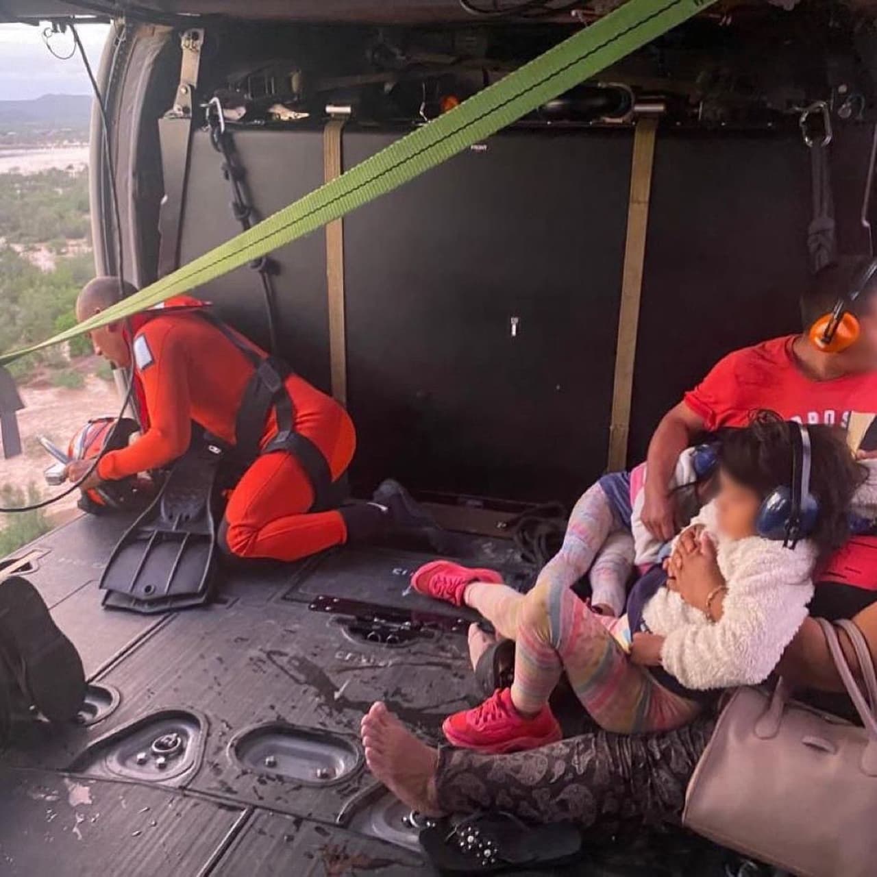 Ello mostrando imágenes del reciente rescate de cuatro adultos y dos niñas.