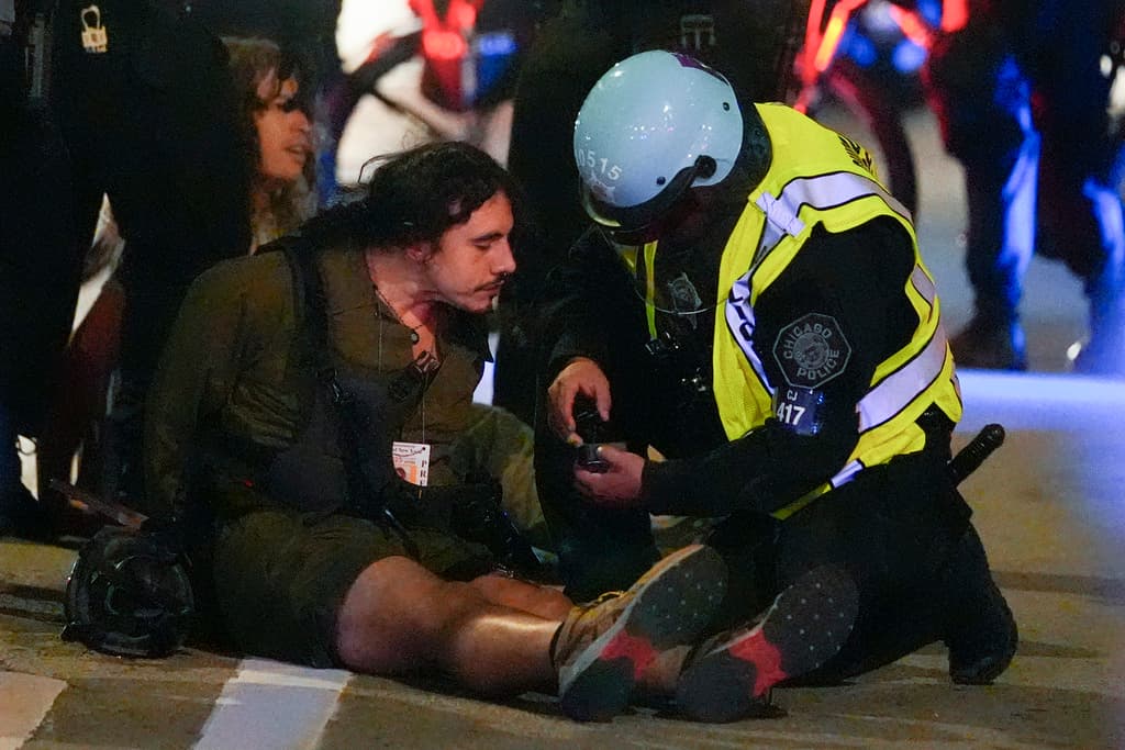 Qué se sabe de los arrestos contra más de 50 manifestantes frente al consulado de Israel en Chicago