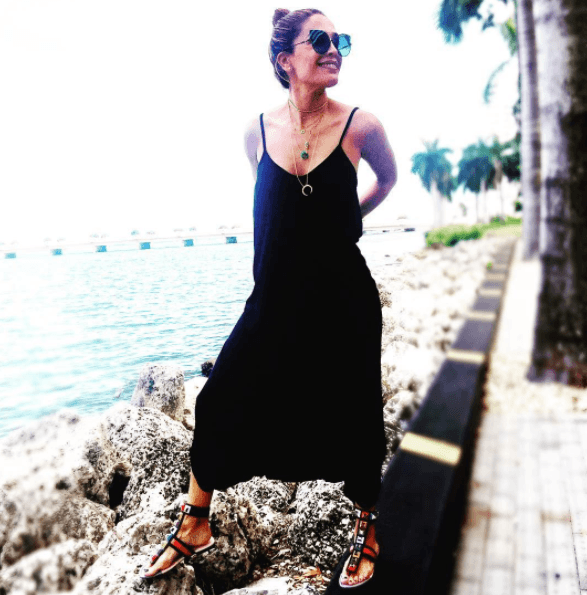 El estilo bohemio o boho se caracteriza por ser cómodo y simple, las prendas holgadas y las sandalias de tiras con perfectas para este tipo de look.