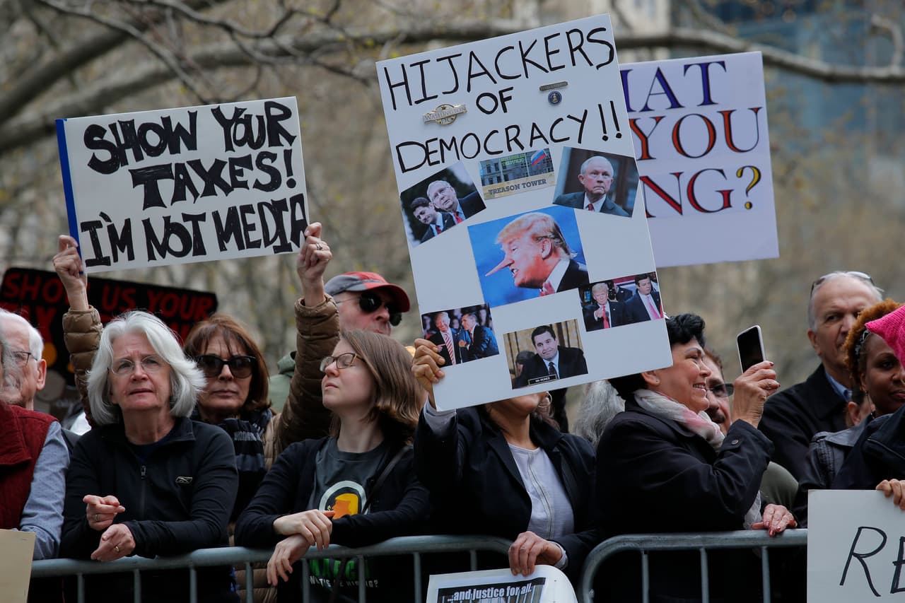 "Claro que nos importa, queremos ver sus impuestos", dijo Ann Demerlis, una de las manifestantes en Filadelfia, donde se veían carteles con la frase "¡Queremos ver tus impuestos ya!".