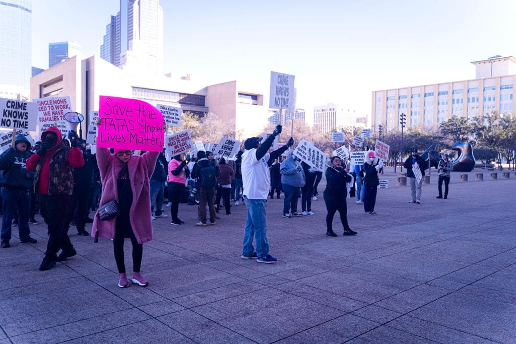Alrededor de 200 personas se dieron cita afuera de la alcaldía de Dallas para 
<a href="https://www.univision.com/local/dallas-kuvn/policia-de-dallas-propone-reducir-el-horario-de-los-centros-nocturnos-eroticos-para-combatir-el-crimen-video">protestar ante una medida</a> que limitaría el horario de operaciones en los cabarets.
<br>