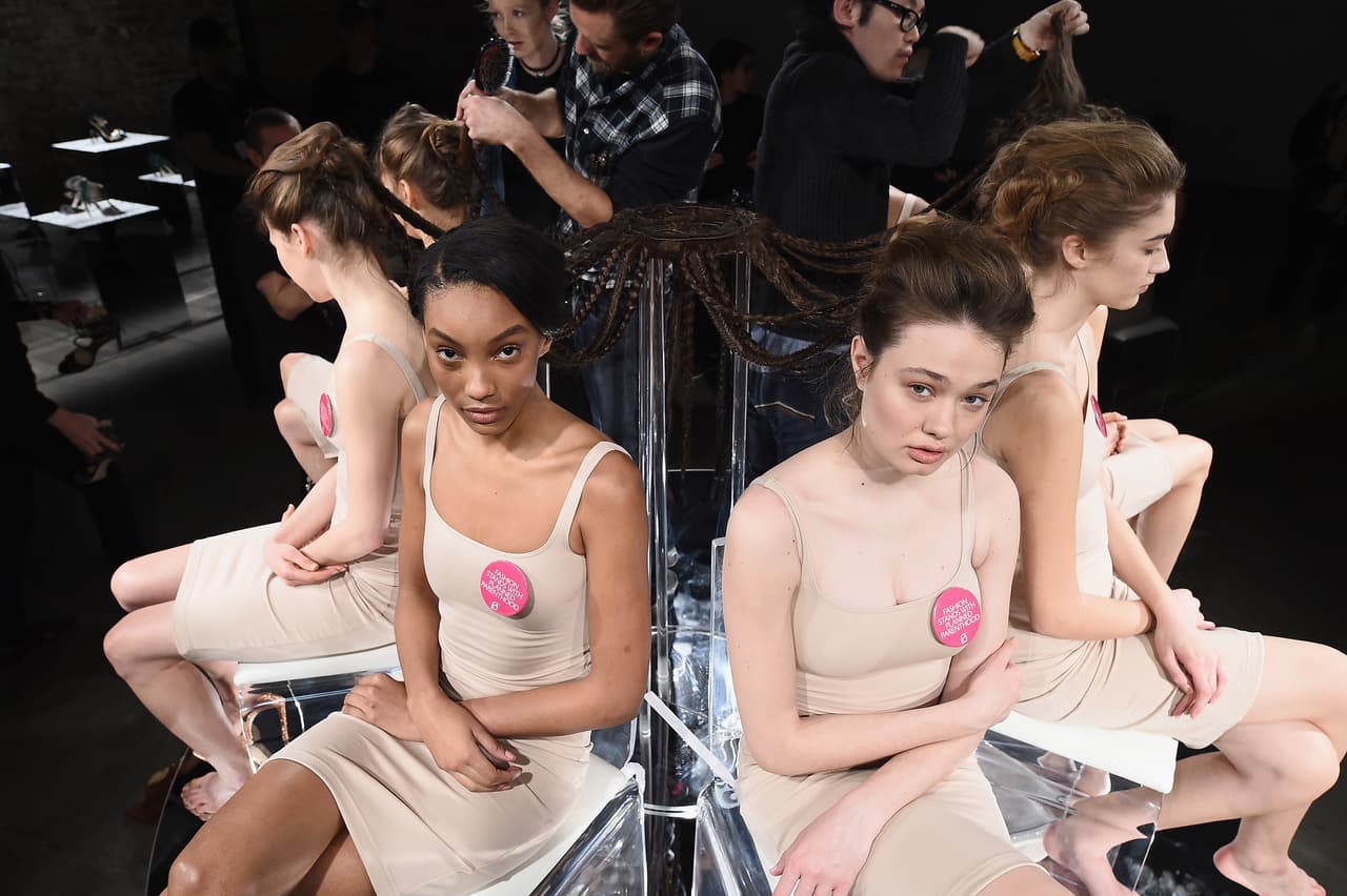 Los botones fueron repartidos a modelos, diseñadores, editores, prensa, celebridades y son el resultado de 
<b><a href=" http://www.vogue.com/article/cfda-planned-parenthood-pins">una iniciativa del Consejo de Diseñadores de Moda</a></b>, como una forma de crear conciencia sobre la importancia el trabajo que realiza Planned Parenthood. La iniciativa es apoyada por miembros de la industria como Proenza Schouler, Diane von Furstenberg, Prabal Gurung, Tory Burch y Zac Posen.