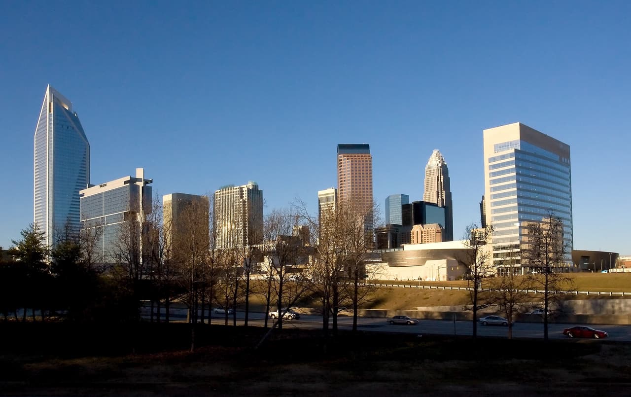 <b>CHARLOTTE</b>. Que es la ciudad más grande de Carolina del Norte, tiene mucho que ofrecer a los visitantes, especialmente a los amantes de los deportes de motor. Apodada la Ciudad Reina, Charlotte alberga una serie de atracciones interesantes, como el parque de atracciones Carowinds; el parque de aguas bravas más grande creado por el hombre, el Centro Nacional de Whitewater de EE. y Discovery Place, ideal para familias, que combina un museo de ciencias con un acuario.