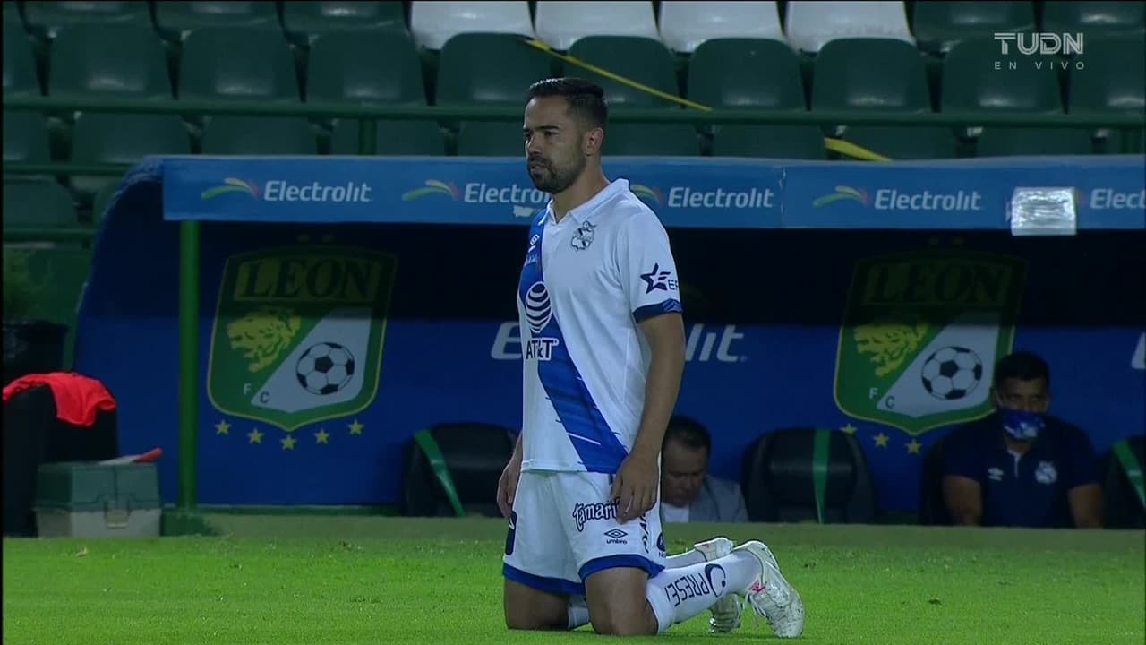 Arranca el partido y la pelota está en juego.