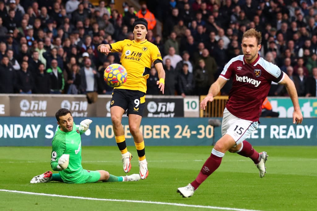 El lobo mexicano volvió a tener gol con los Wolves y los locales vencen 1-0 al West Ham United.