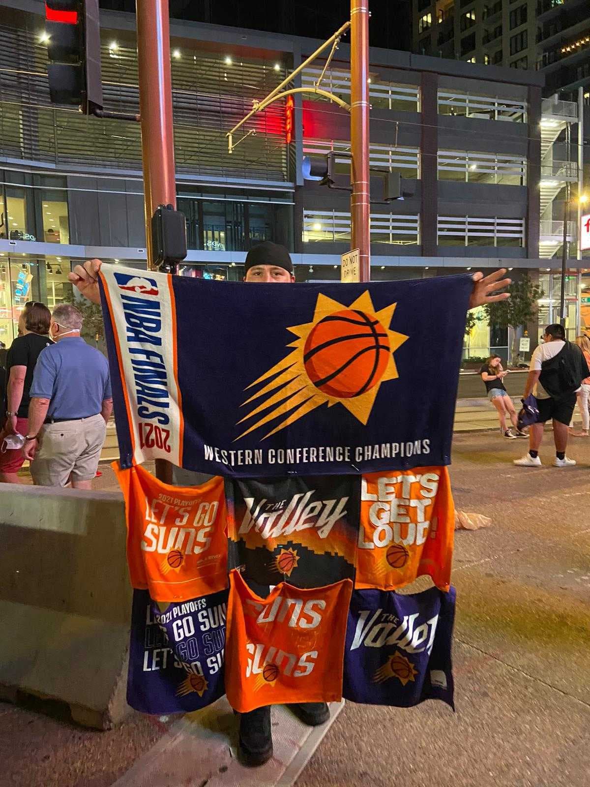 Camiseras y banderas galardonaron los alrededores de la arena. La ilusión continúa ese martes en Mikwaukee.