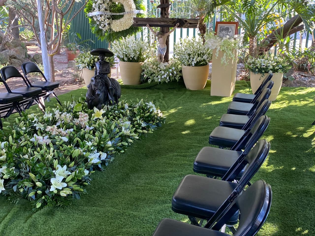 El ataúd de quien fuera el máximo ídolo de la cultura popular mexicana estuvo rodeado de flores blancas y velas.