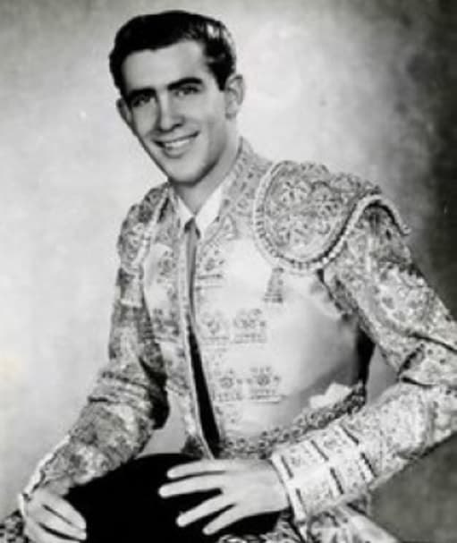 Por su parte, don Manuel confirmó, el 15 de enero de 1952, su alternativa en la plaza de Las Ventas de Madrid, de manos de Paco Muñoz. Esa tarde cortó una oreja y comenzó a escribirse su nombre con letras de oro en el toreo.
<br>