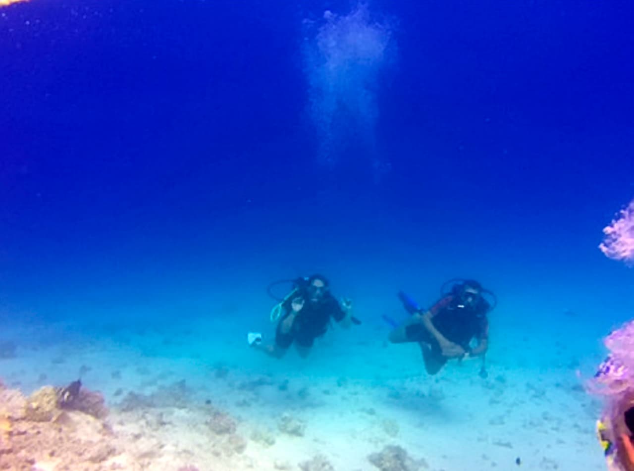 Sin embargo, el oriundo de Birmingham, Reino Unido, no notó qué imagen se formaba en una de sus fotos bajo el agua, gracias a las burbujas de su tanque de oxígeno. Es un descubrimiento que lo dejó paralizado. "Si lo hubiera notado entonces, no hubiera tomado el avión de regreso. Estaría muy asustado como para hacer algo", indicó al medio.