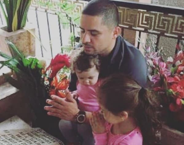 Larry es un padre completamente cariñoso.