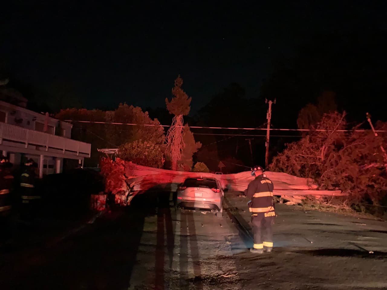 Bomberos reportaron que por este incidente no hubo heridos, pero el vehículo sufrió daños importantes.