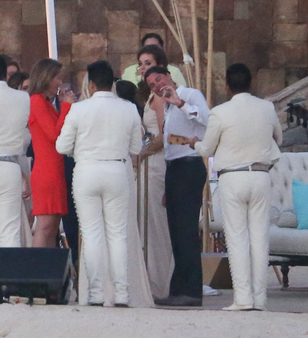 La fiesta se realizó a la orilla dle mar.