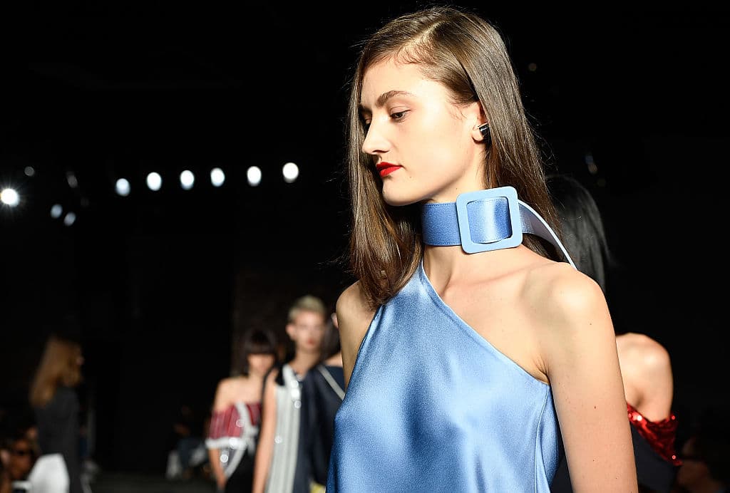 Monse representa el mejor avance de lo que podremos ver en Oscar de la Renta la próxima temporada, cuando se presentará la primera colección diseñada por García y Kim. Gracias al tiempo que pasaron trabajando en la firma del gran diseñador dominicano, los dos conocen a la perfección los valores de la casa y saben cómo vestir a la mujer que confía en sus diseños.