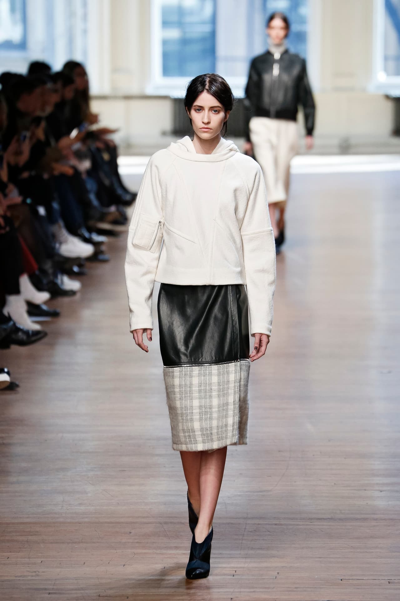 Puedes vestirlas junto con una falda midi y unas botinetas en cuero para lograr un look moderno, prolijo y femenino.