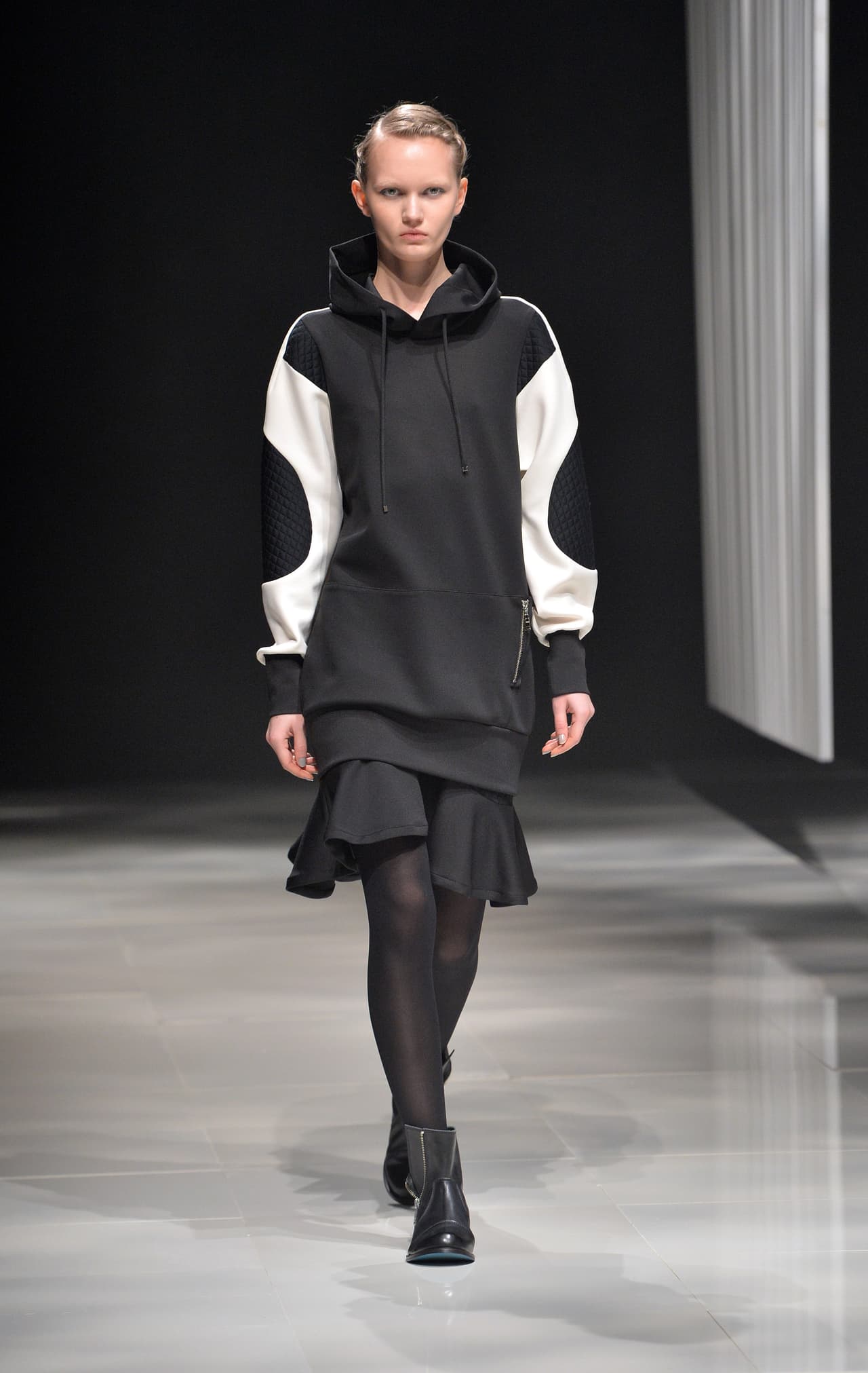 En grande. Siguiendo la tendencia furor de esta temporada de los abrigos oversize, las sudaderas llegan en versiones maxi.