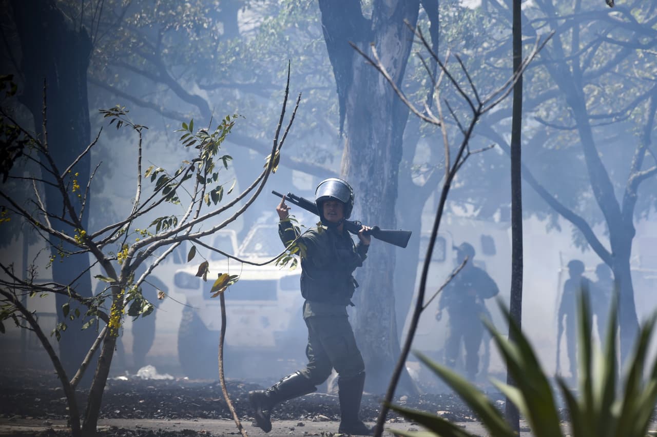 Un soldado leal a Maduro en la refriega. Un video en redes sociales mostró a decenas de venezolanos ondeando banderas y cantando el himno nacional frente a un cuartel militar en el estado de Zulia, al occidente de Venezuela.