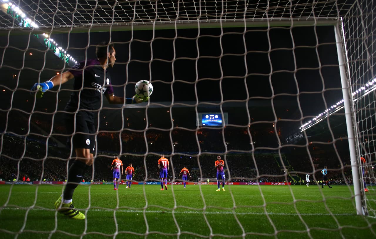 El chileno Claudio Bravo encajó tres goles con Manchester City contra Celtic.