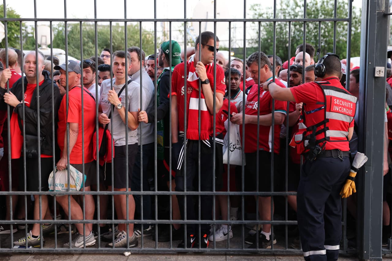 Aficionados sin boleto generan caos al meterse por la fuerza en las inmedicaciones del Stade de France.