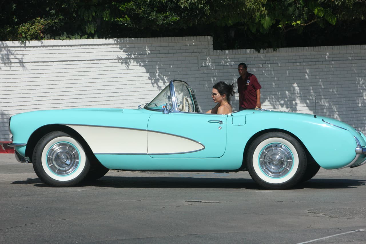 <h3 class="cms-h3-H3">Kendall Jenner - Chevrolet Corvette 1956</h3>
<br>
<br>No es raro ver a Kendall paseando por las zonas más exclusivas de Los Ángeles a bordo de su espectacular Chevrolet Corvette de 1956
<b> </b>en azul cielo combinado con blanco, una combinación de colores muy emblemática de los años 50. Kendall ha mantenido la originalidad de su clásico estadounidense, cyo precio los especialistas estiman el 131,000 dólares.