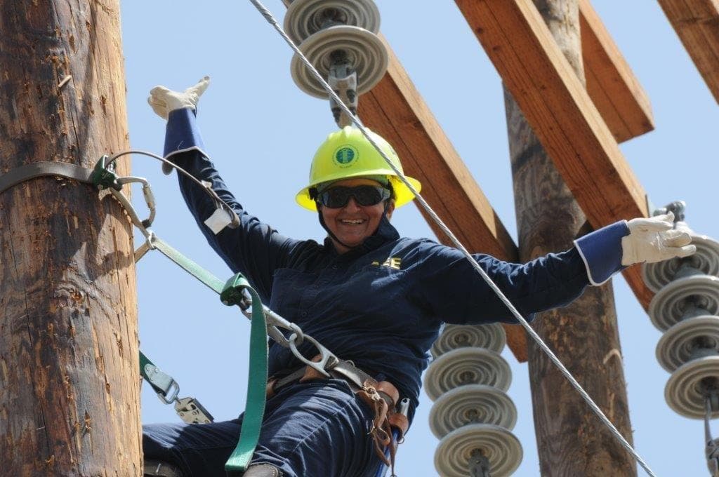 Se gradúa la primera mujer celadora de la AEE