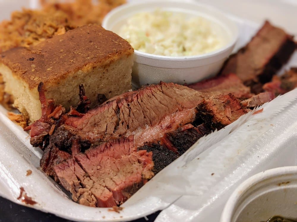 <b>Pit Boss BBQ</b>
<br>Dirección: 800 Doug Davis Dr. Hapeville, GA. 30354
<br>Teléfono: (404) 768-0036
<br>Sitio web: 
<a href="http://www.pitboss-bbq.com">www.pitboss-bbq.com</a> 
<br>
<b><a href="https://www.yelp.com/map/pit-boss-bbq-hapeville">Cómo llegar</a></b>
<br>
<br>En su página web aseguran que: “Pit Boss BBQ es un restaurante de barbacoa al estilo pit que se especializa en auténticos platos caseros. Pit Boss BBQ se compromete a servir alimentos de calidad superior para los apetitos más exigentes”.