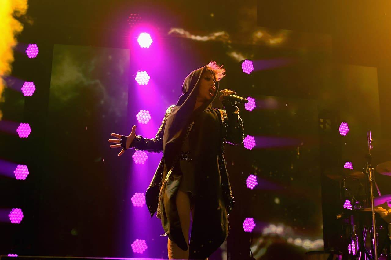 La creatividad y originalidad en el escenario de Alejandra son el resultado de haber comenzado desde muy chica en el mundo del espectáculo.