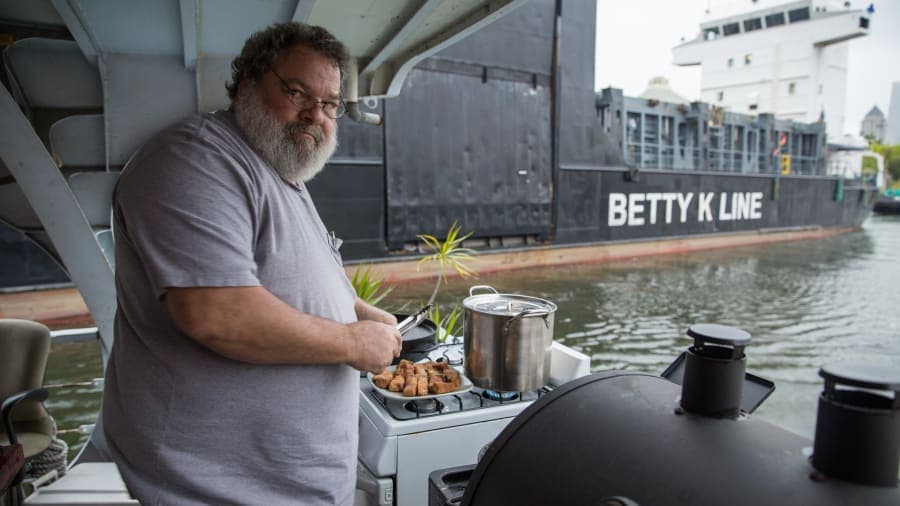 Finalmente, Bourdain visitó a unos pocos residentes que viven a tiempo completo en sus barcos en el río de Miami. Este tipo de situación de vida se está volviendo menos común debido al boom económico de la ciudad.
<br>