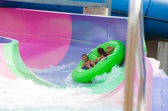 Magic Waters Waterpark se encuentra en el 7820 CherryVale North Blvd., Cherry Valley, IL 61016 en la salida I-90 cerca de Rockford, IL.