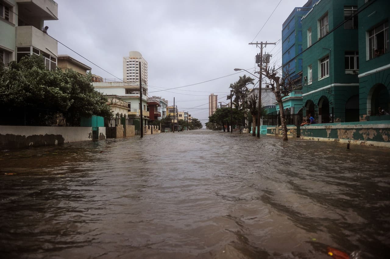 Equipos de socorro trabajaron para rescatara algunas personas atrapadas, como reporta el diario oficial Granma.