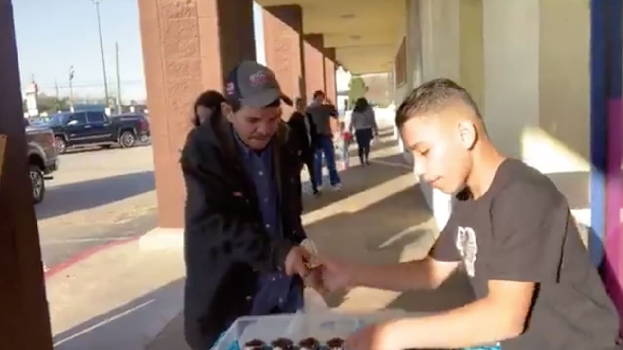 Comenzó a hornear pasteles y a venderlos afuera de un negocio al salir de clases.