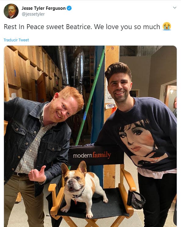 "
<b>Descansa en paz, dulce Beatrice</b>. Te queremos tanto", escribió 
<b><a href="https://twitter.com/jessetyler/status/1239330441355812875" target="_blank">junto a esta foto</a></b>. Cientos de fans de la serie dejaron sus condolencias y lloraron la muerte de la bulldog francés. 
<br>