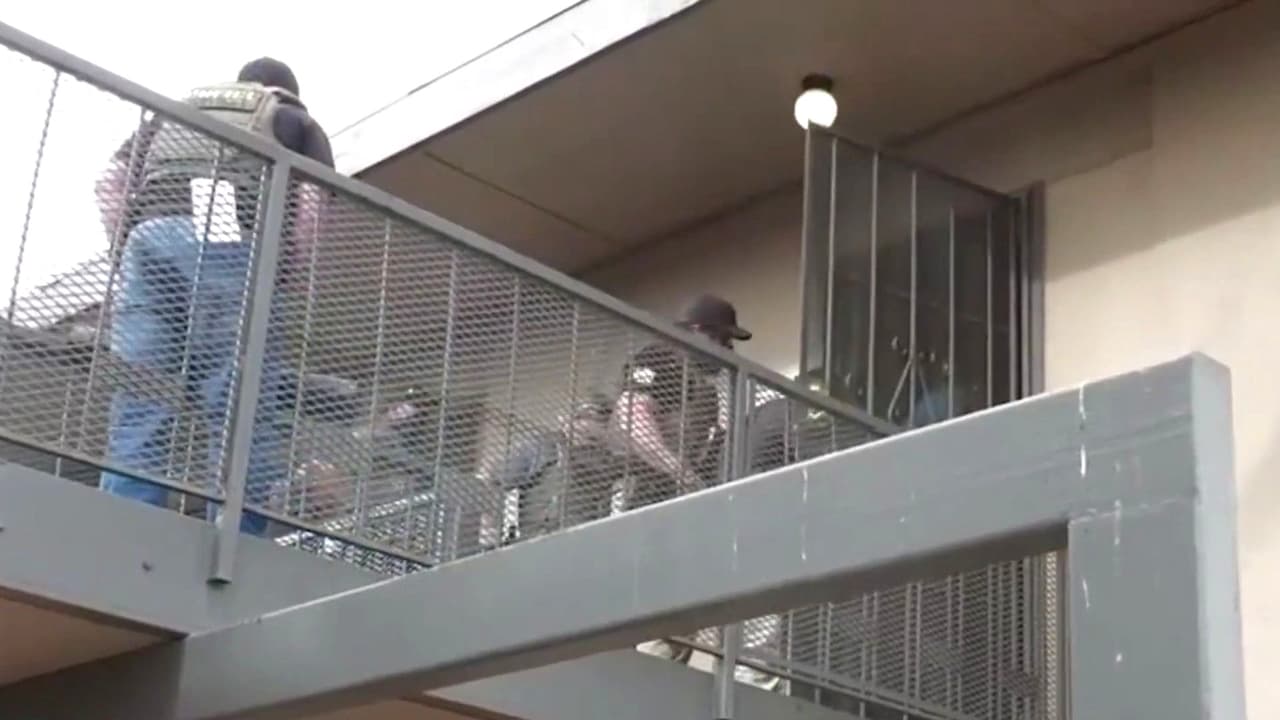 “Te amo papi”: Niños gritan ante arresto de padre inmigrante; acusan a agentes federales de no contar con orden de cateo