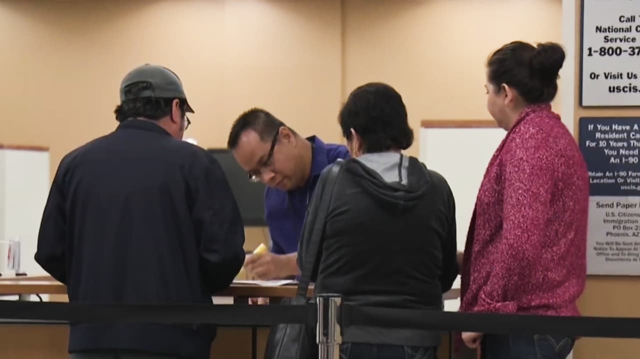 Nuevo aviso de USCIS no cambia la ley, pero alerta a solicitantes