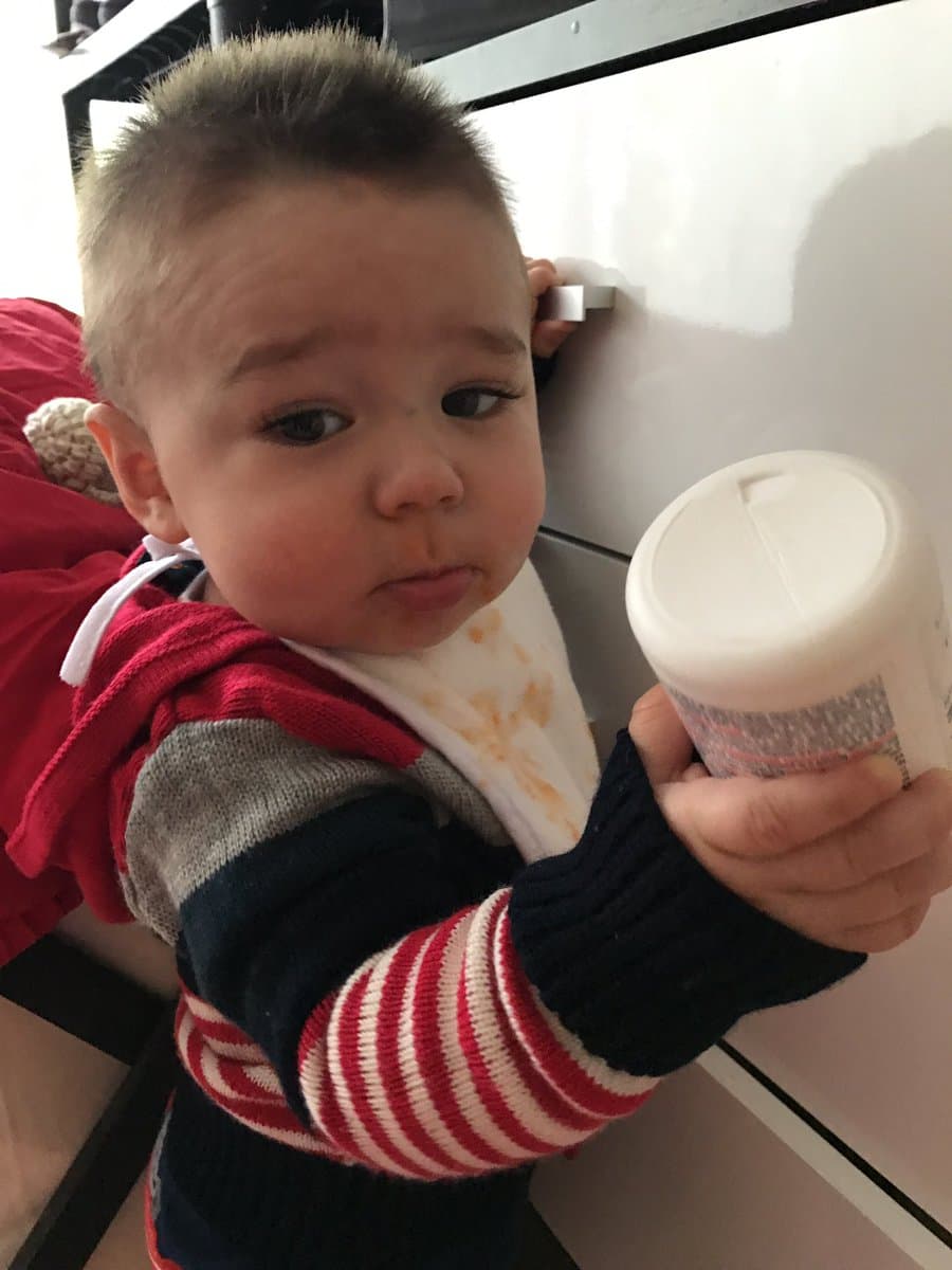 A través de las redes sociales ha compartido algunos de los mejores momentos de su bebé. "Poniendo cara de no rompo un plato", escribió la actriz en Instagram.