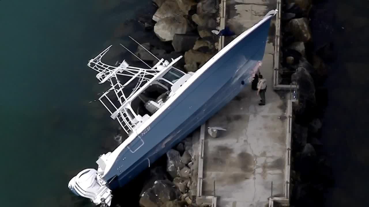 Una mujer en estado crítico tras chocarse el bote en el que navegaba con un rompeolas