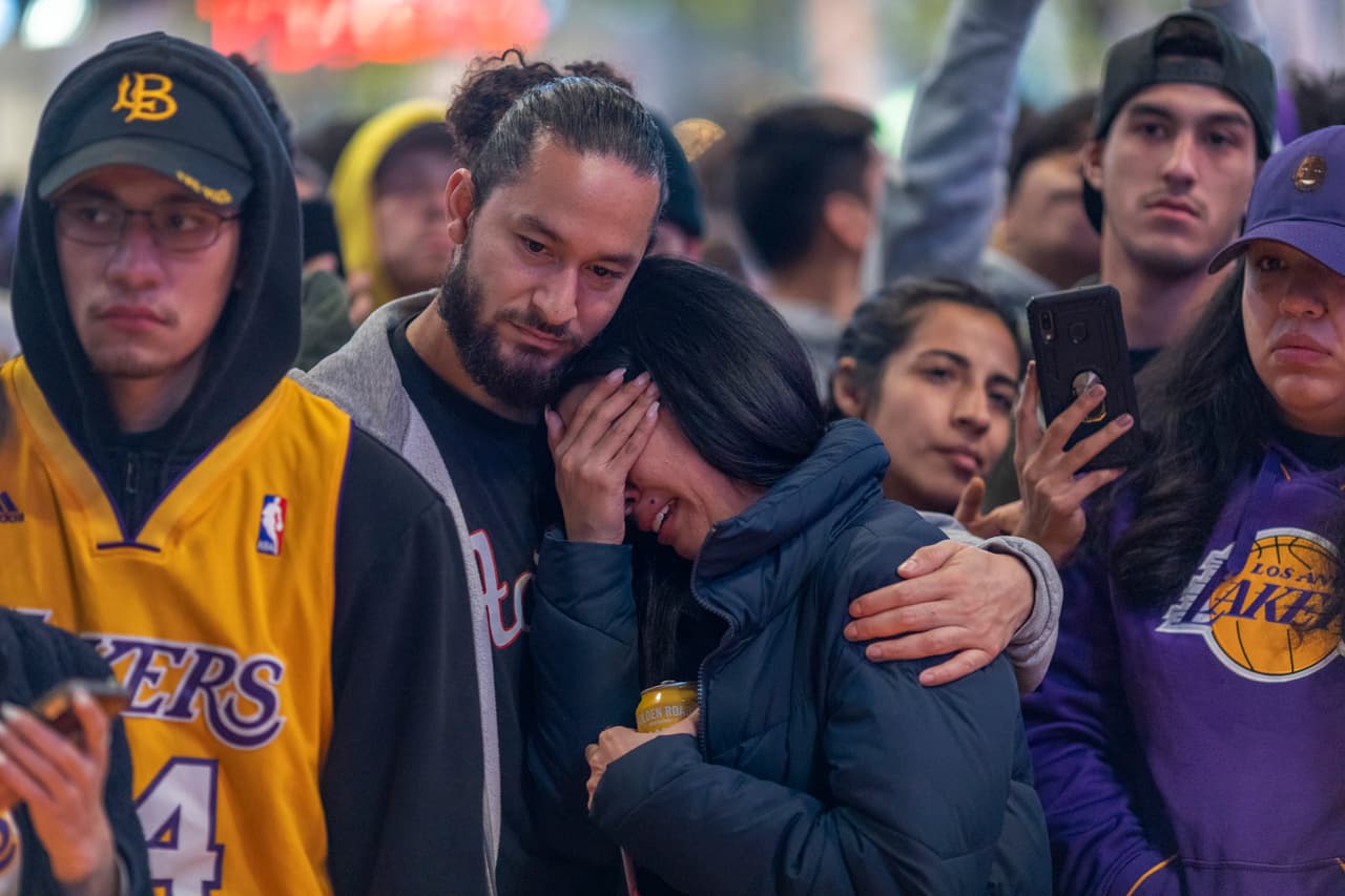 Mientras transcurría la entrega de los premios Grammy dentro del Staples Center, miles se reunieron en una calle adyacente para recordar a la estrella del baloncesto. Allí improvisaron un altar al que llevaron flores, camisetas y mensajes.