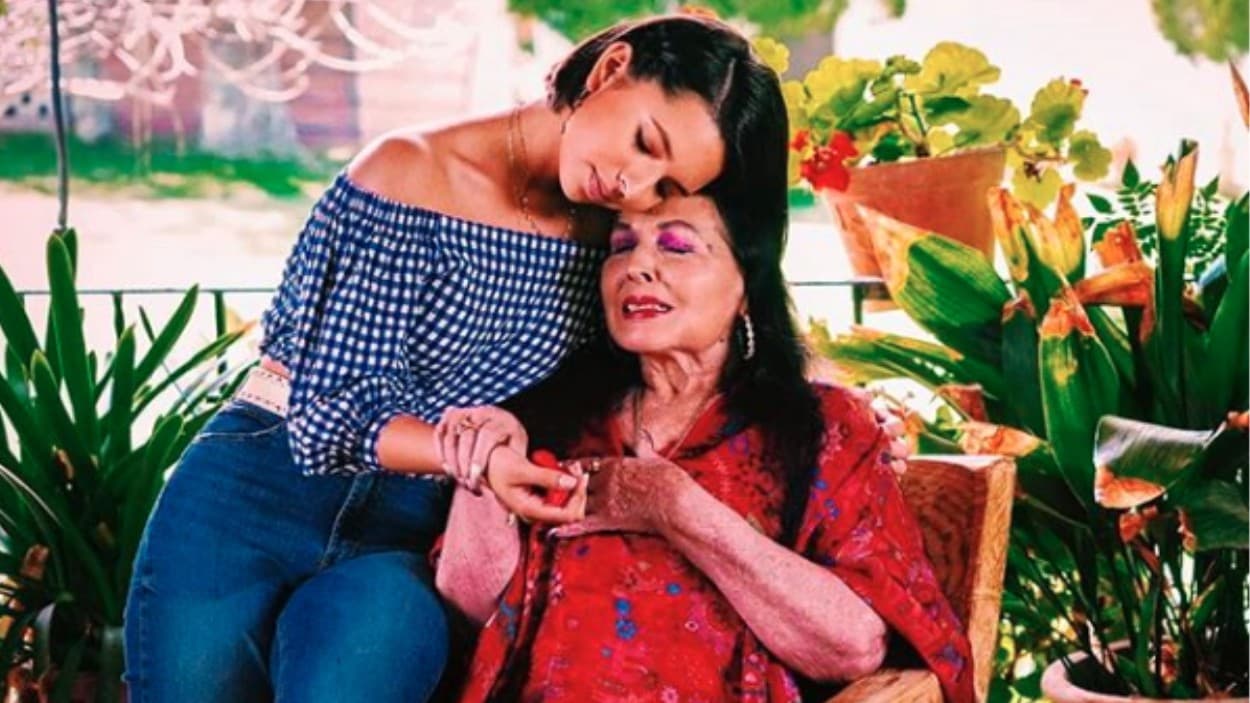 <a href="https://www.youtube.com/watch?v=JsaIWPxo98A" target="_blank">En una entrevista,</a> Ángela contó que su abuelita siempre la ayudó “afuera y en el escenario”, apoyándola con su carrera.