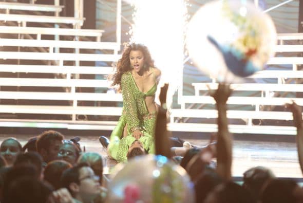 Clarissa y el actor Mauricio Mejía bailaron un contagiose merengue. La dominicana enseñó al actor mexicano a moverse con mucho calor tropical.
